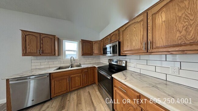 Foto del edificio - 5 Bedroom Home: Spacious Living, Patio Com...