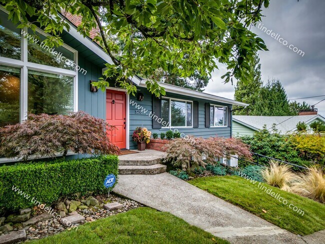 Foto del edificio - Spacious Mid-Century Modern Home in Counci...