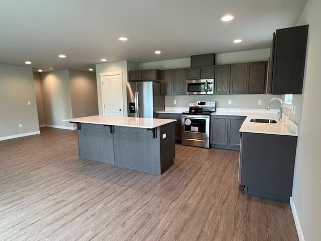 Building Photo - Luxury 3 bedroom, 2 bath home with double ...