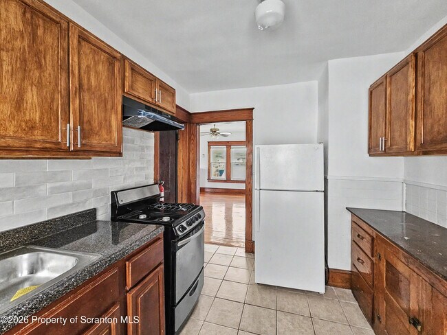 Building Photo - 852 N Rebecca Ave