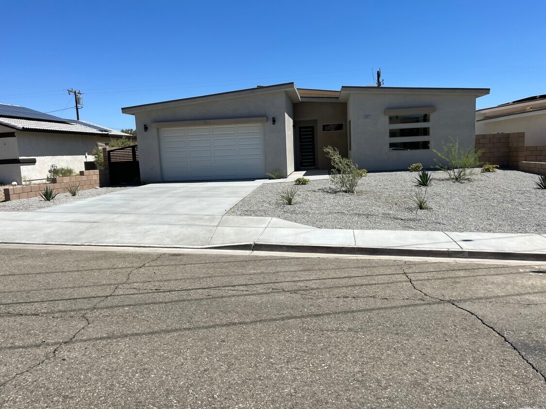 Primary Photo - 66947 Pierson Blvd