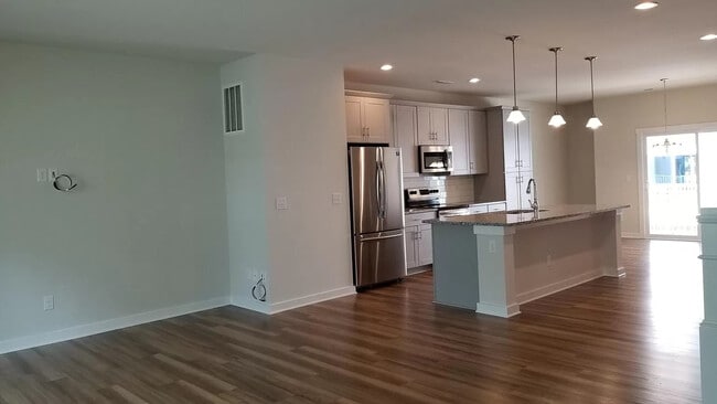 Building Photo - Room in Townhome on Sharon Towns Dr