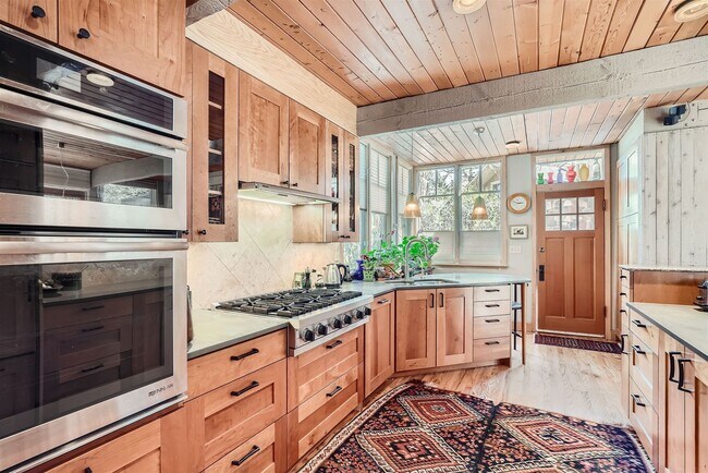 Building Photo - Charming 3 BDR Retreat in Boulder's Foothills