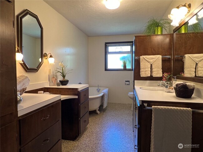 main bathroom - 408 W Hemlock St