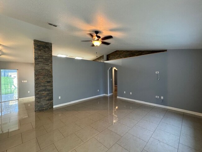 Foto del edificio - Beautifully Renovated Home In the Shores  3/2/2 **WON"T LAST**