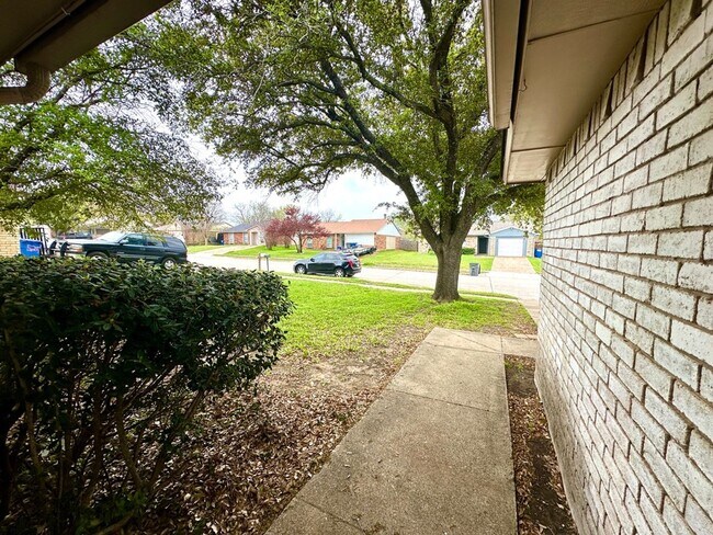 Foto del edificio - Charming Home With Large Back Yard!