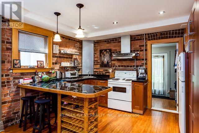 Photo du bâtiment - 56 Macdonell Ave