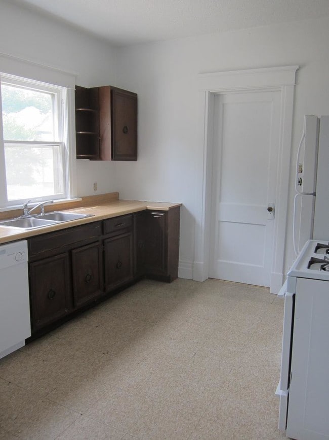 Building Photo - 109 W 12th St