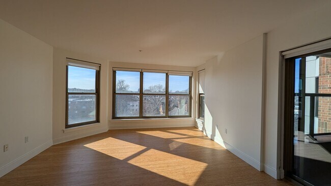 Foto del edificio - Sunny, Modern Allston 2-Bed/2-Bath Steps from Packard's Corner!