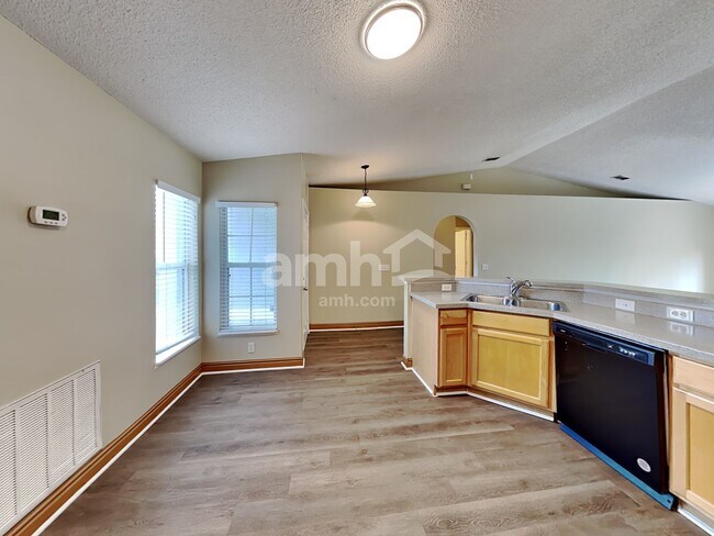 Foto del edificio - 25012 Hyde Park Blvd