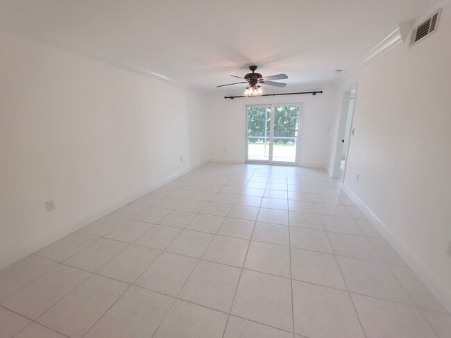 Building Photo - 154 Cypress Way E