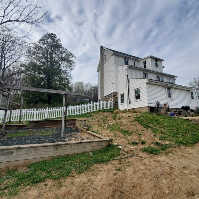 Building Photo - 7613 Dogwood Rd