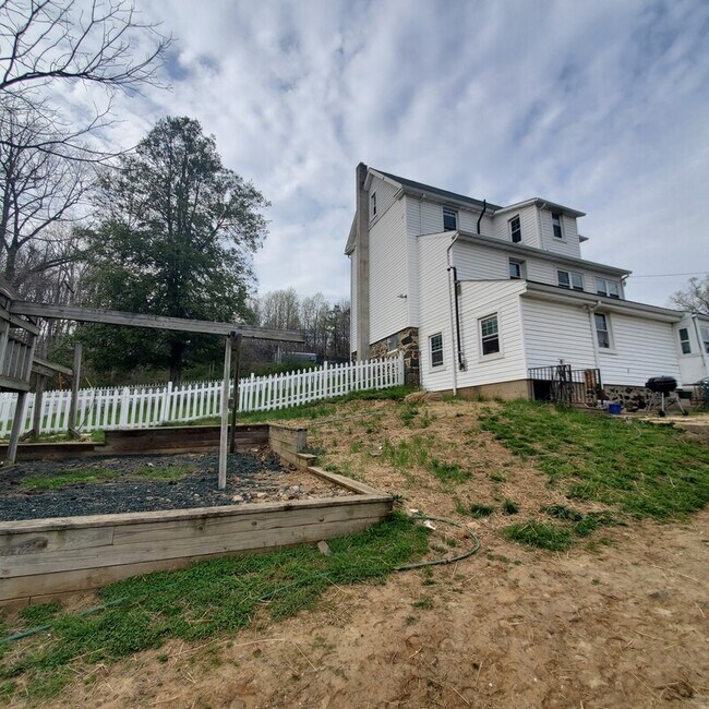 Foto del edificio - 7613 Dogwood Rd
