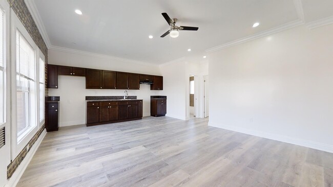 Building Photo - 738 S New Hampshire Ave
