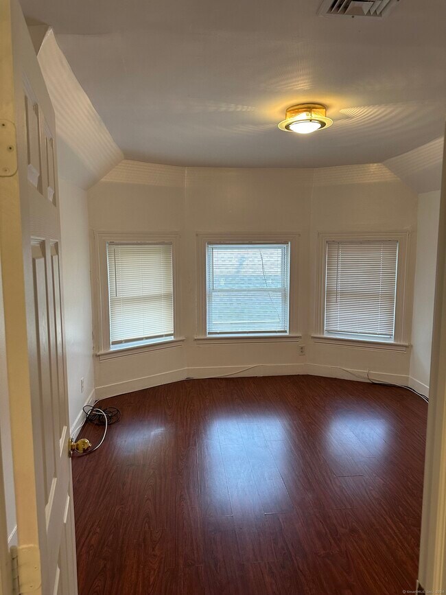 Foto del edificio - 319 Maplewood Ave