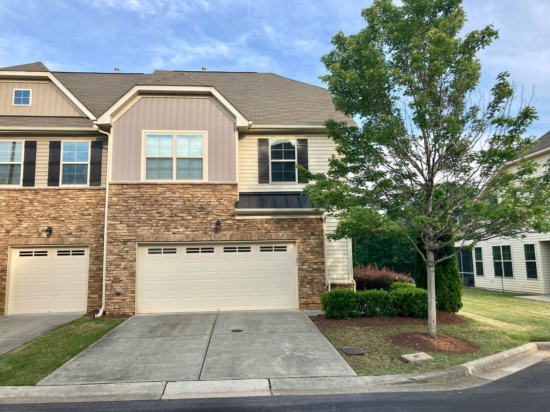 Foto principal - Beautiful 3 Bedroom, 2.5 bath with 2 Car G...