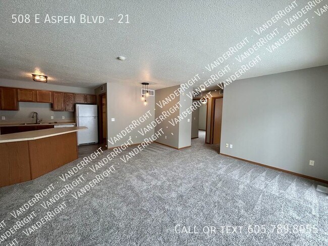 Building Photo - Updated Walk Out 2 Bedroom Apartment!