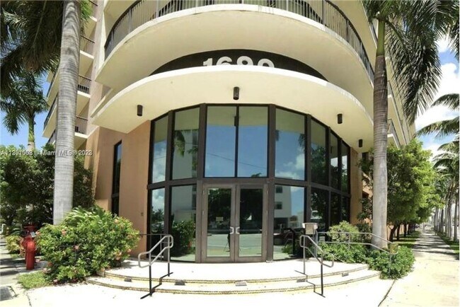 Foto del edificio - 1690 SW 27th Ave