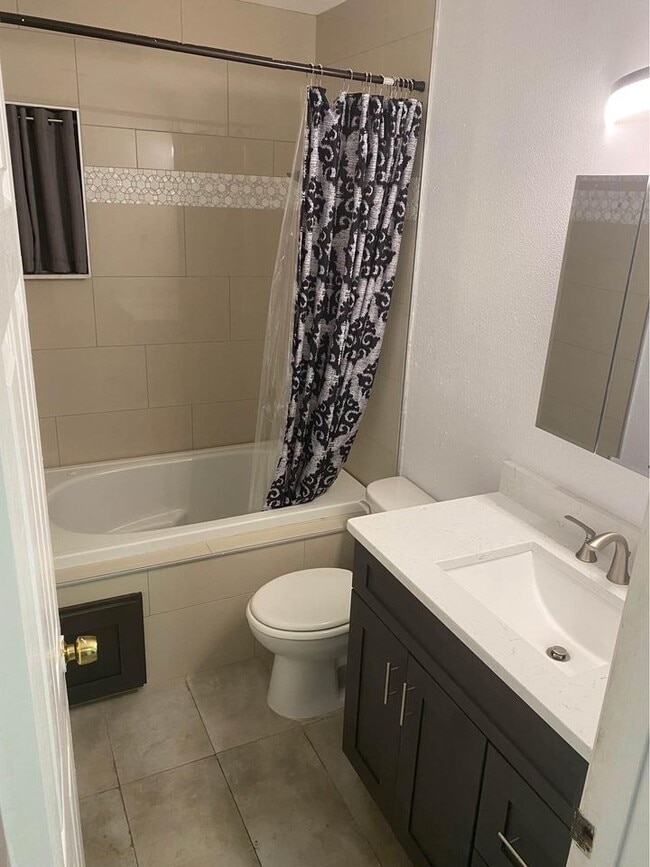 Guest Bathroom - 3201 36th Ave N