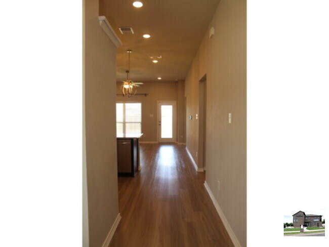 Foto del edificio - 6403 Hercules Ave