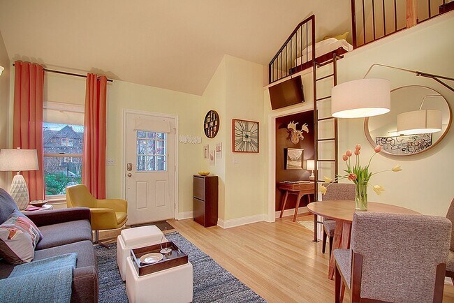 Foto del edificio - NEW PRICING! Furnished Cozy Bungalow Style...