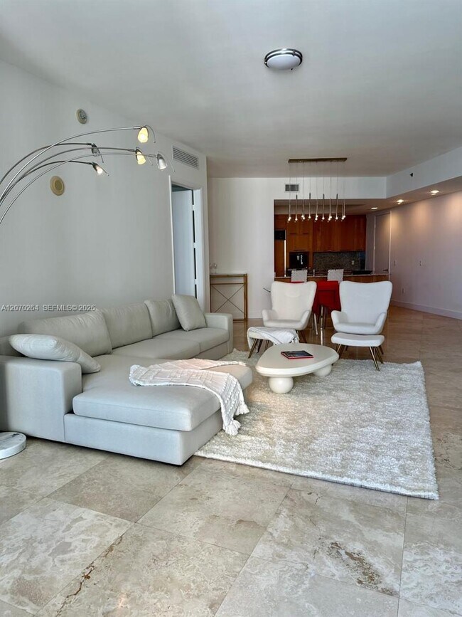 Foto del edificio - 15811 Collins Ave
