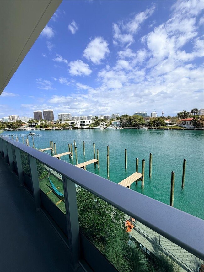 Foto del edificio - 9221 E Bay Harbor Dr