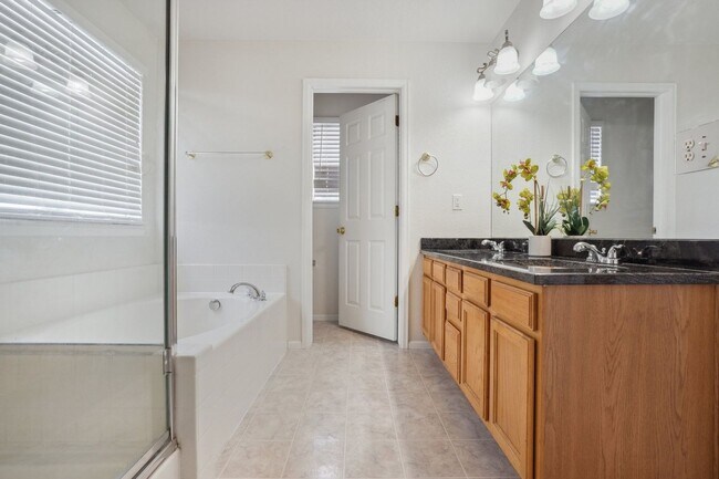 Foto del edificio - 4 Bedroom Single Family in Denver