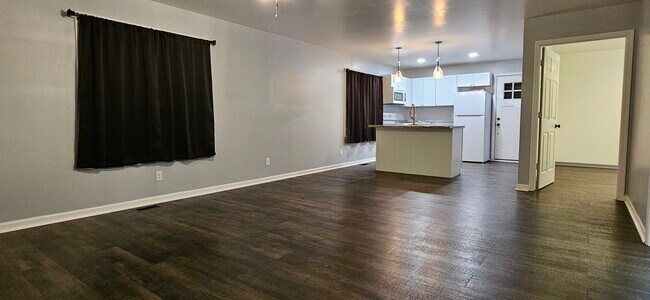 Foto del edificio - 104 N Main St