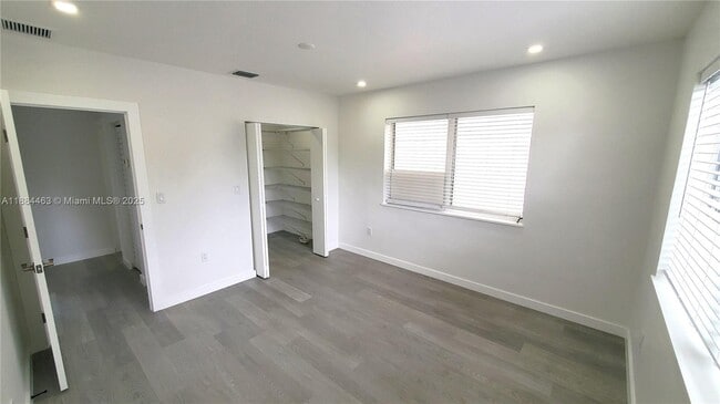 Building Photo - 215 Zamora Ave