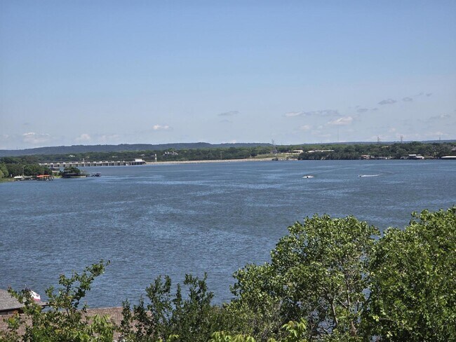 Foto del edificio - Stunning 1 Bedroom Condo with Gorgeous Views of Granbury Lake