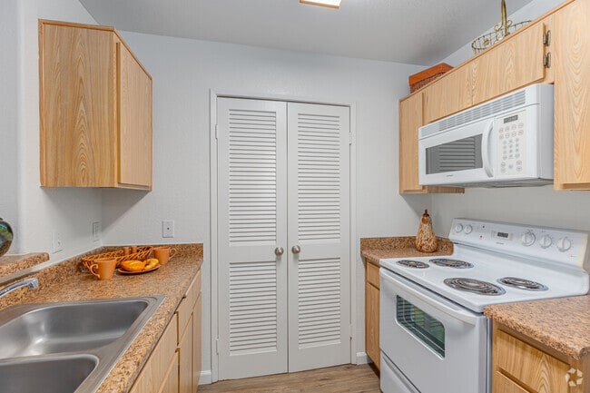 2BR, 2BA - 950SF - Kitchen - Riverview Springs
