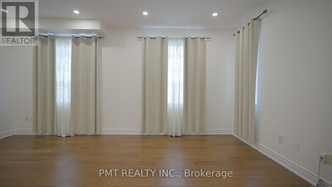 Photo du bâtiment - 7155 Magistrate Terrace