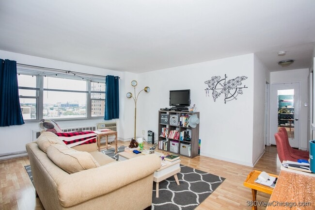 Foto del edificio - 2909 N Sheridan Rd