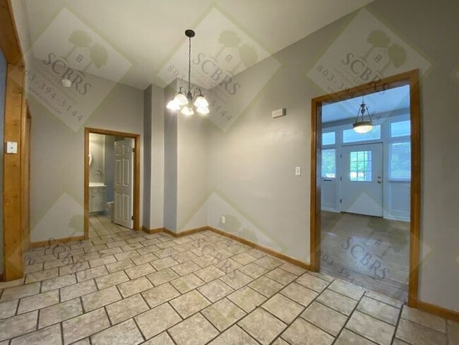 Foto del edificio - Spacious 6 Bedroom, 3 Bathroom Home Near U...