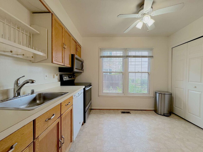 Foto del edificio - Inviting Townhome with Abundant Space & Co...