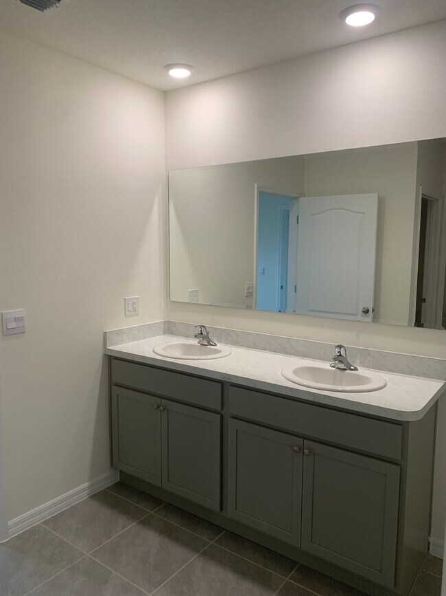 Foto del edificio - Beautiful DH Horton Home For Rent In Coast Woods