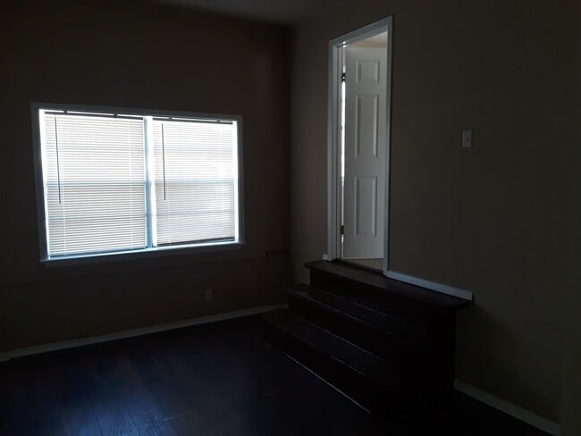 Building Photo - Spacious 4 Bedroom House