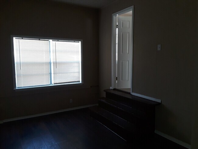 Foto del edificio - Spacious 4 Bedroom House