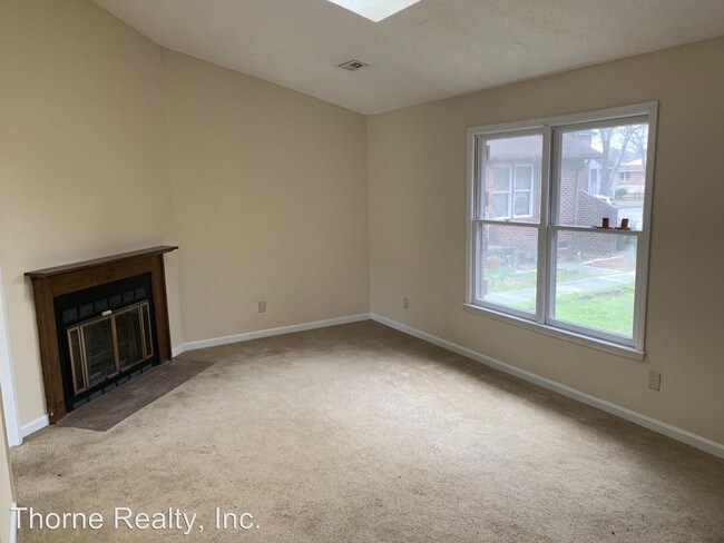Building Photo - 2 br, 1.5 bath House - 402 Holly Court