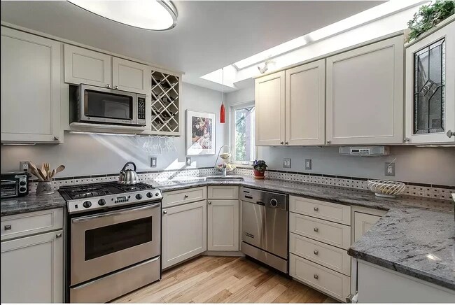 Bright, spacious kitchen - 690 N Pennsylvania St