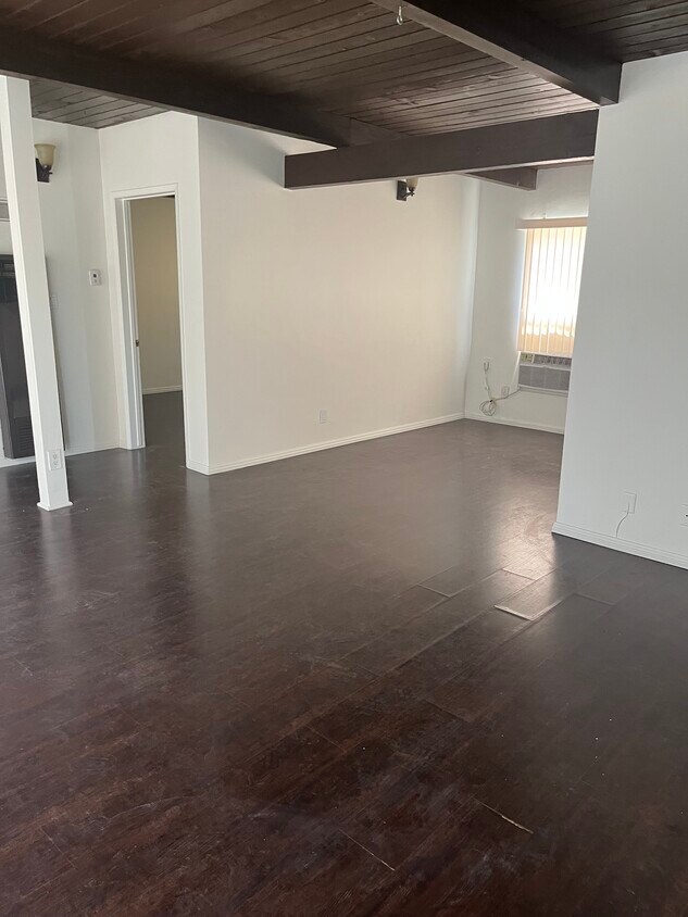 Foto principal - 12940 Burbank Blvd