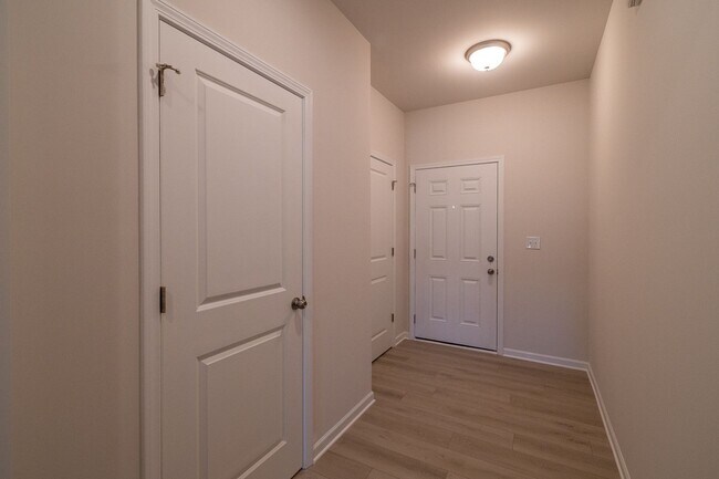 Foto del edificio - Beautiful Brand New 3 Bedroom 2.5 Bath Townhome in Hickory Glen!