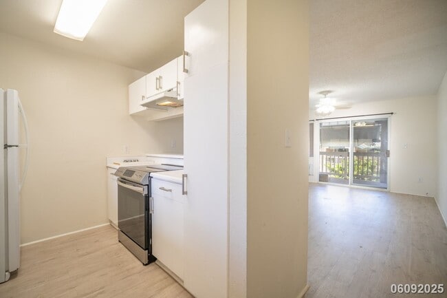 Building Photo - $2,700 / 2br - 750ft2 - 2br/2ba/1pkg Townh...
