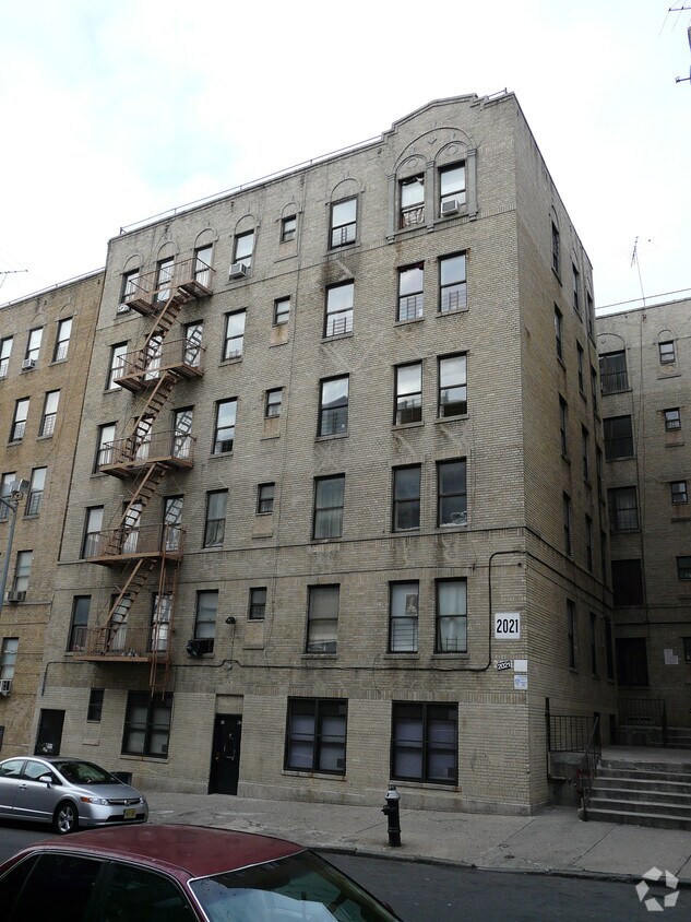 Foto del edificio - 2021 Davidson Ave