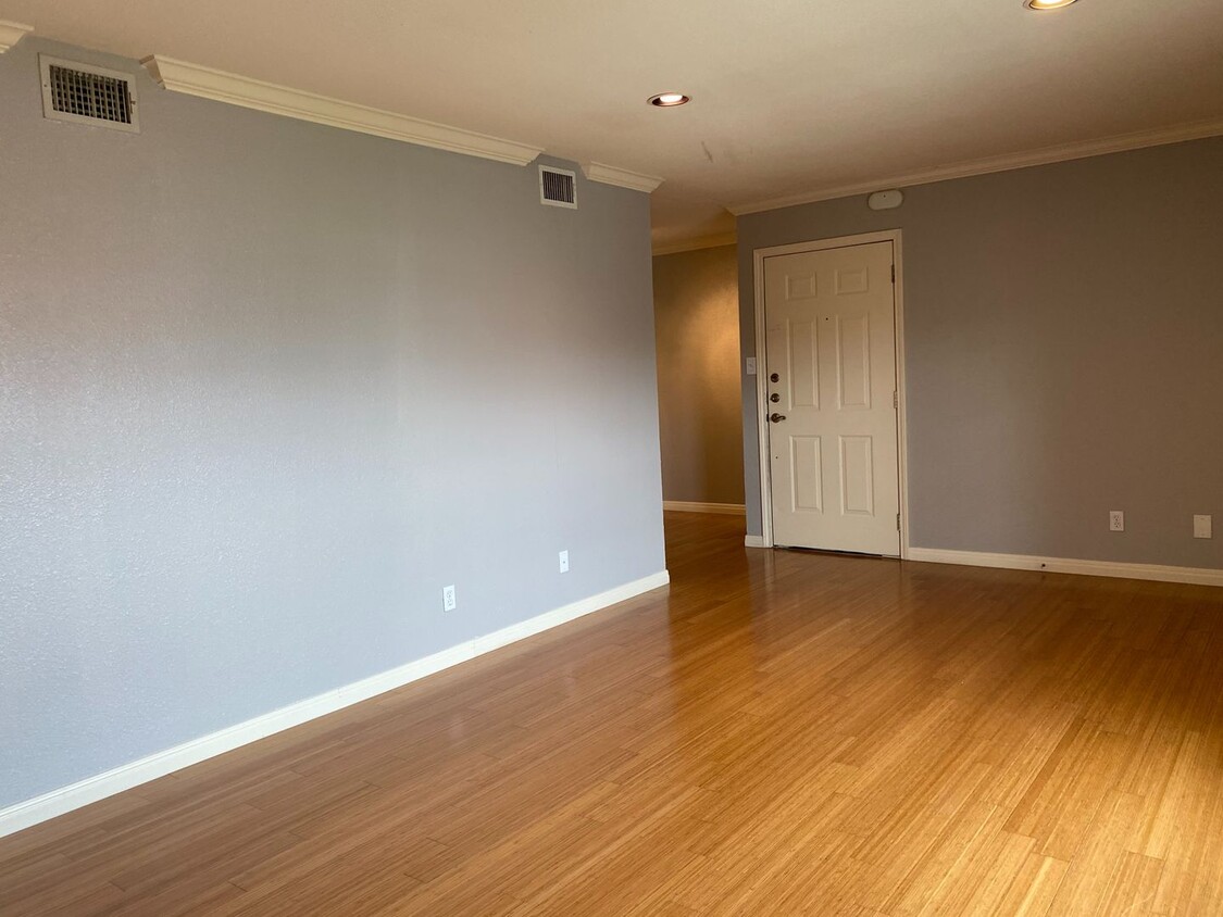 Foto principal - Great apartment in Austin Heights