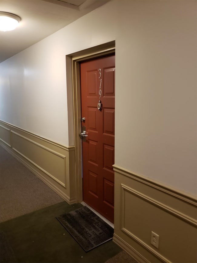 Building Photo - 300 Chapel Ct