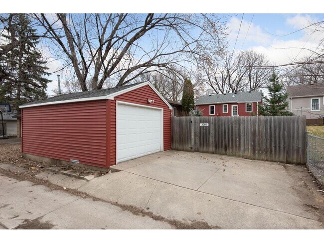 Building Photo - 3040 Florida Ave S