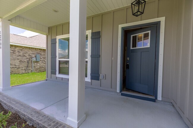 Foto del edificio - 4-bedroom, 2-bath home in the sought-after...