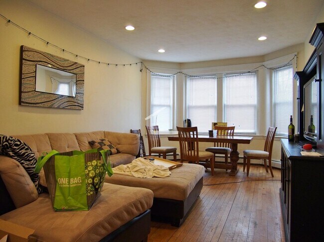 Building Photo - Beautiful 4 Bed 3 Bath Available 9/1 with ...
